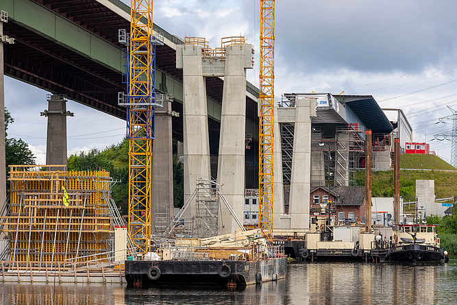 Zweiter Verschub des Stahlüberbaus bis auf Pfeiler 30 Baustelle der Rader Hochbrücke (A7) über den Nord-Ostseekanal.