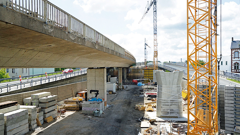 Baustraße zwischen alter Brücke und neuen Betonpfeilern