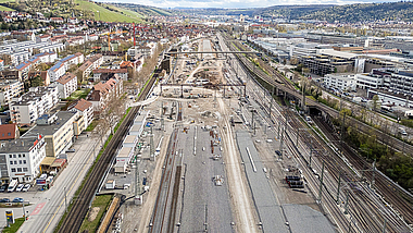 Baustelle Abstellbahnhof in Untertürkheim Blick von oben auf eine Baustelle mit Gleisen links und rechts.